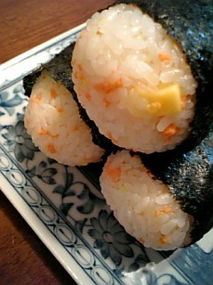 なんちゃって♪スモークサーモンなおにぎり-レシピのメイン写真
