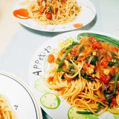 รูปของ たこわさで。ほうれんそうとトマトのパスタ