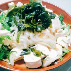 รูปของ 酢玉ねぎの豆腐わかめサラダ