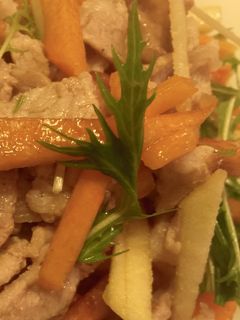 柿とりんごと水菜の塩麹ブタサラダ-レシピのメイン写真