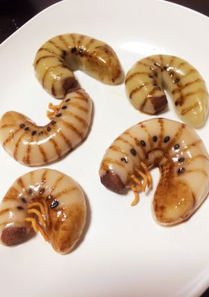 白玉団子でカブトムシの幼虫1(グロ)-レシピのメイン写真