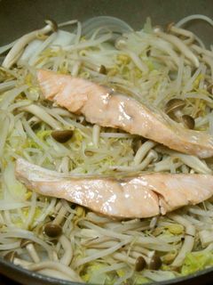 フライパンで、鮭とたっぷり野菜の酒蒸し-レシピのメイン写真