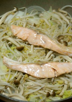 フライパンで、鮭とたっぷり野菜の酒蒸し-レシピのメイン写真