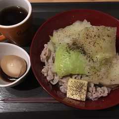 รูปของ 豚とキャベツとじゃがいもの塩バター鍋