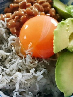 ぱぱっと丼♪アボカドしらす納豆丼★-レシピのメイン写真