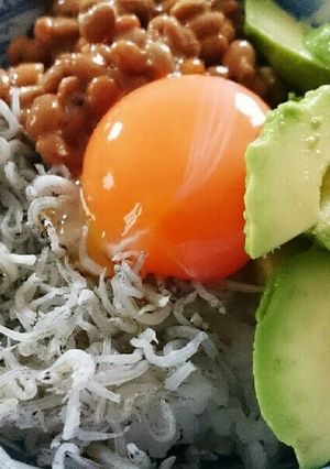 ぱぱっと丼♪アボカドしらす納豆丼★-レシピのメイン写真
