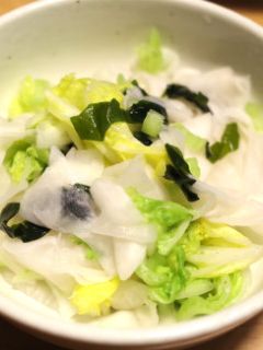 簡単!白菜・かぶ・ワカメの浅漬け-レシピのメイン写真