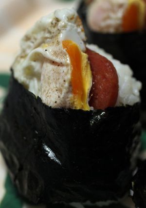 目玉焼きでポークたまごおにぎり-レシピのメイン写真