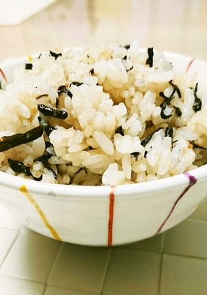 ひじきと梅の炊き込みご飯-レシピのメイン写真