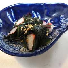 A picture of 金時草とカニカマの酢の物.