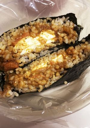 【カレーリメイク 】とクリチのおにぎらず-レシピのメイン写真