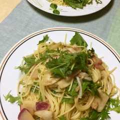รูปของ 赤カブと水菜のたこわさパスタ。ゆず風味