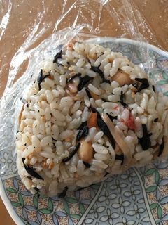 ひじき煮としらす梅干しの炊き込みおにぎり-レシピのメイン写真
