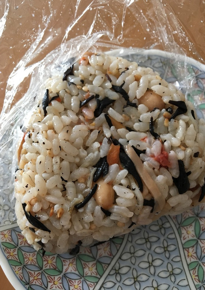 ひじき煮としらす梅干しの炊き込みおにぎり-レシピのメイン写真