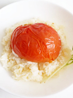 豪快に丸ごとトマトを炊き込む トマトご飯-レシピのメイン写真