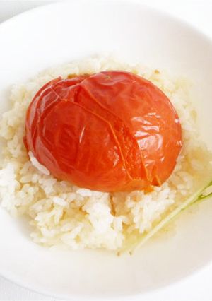 豪快に丸ごとトマトを炊き込む　トマトご飯-レシピのメイン写真