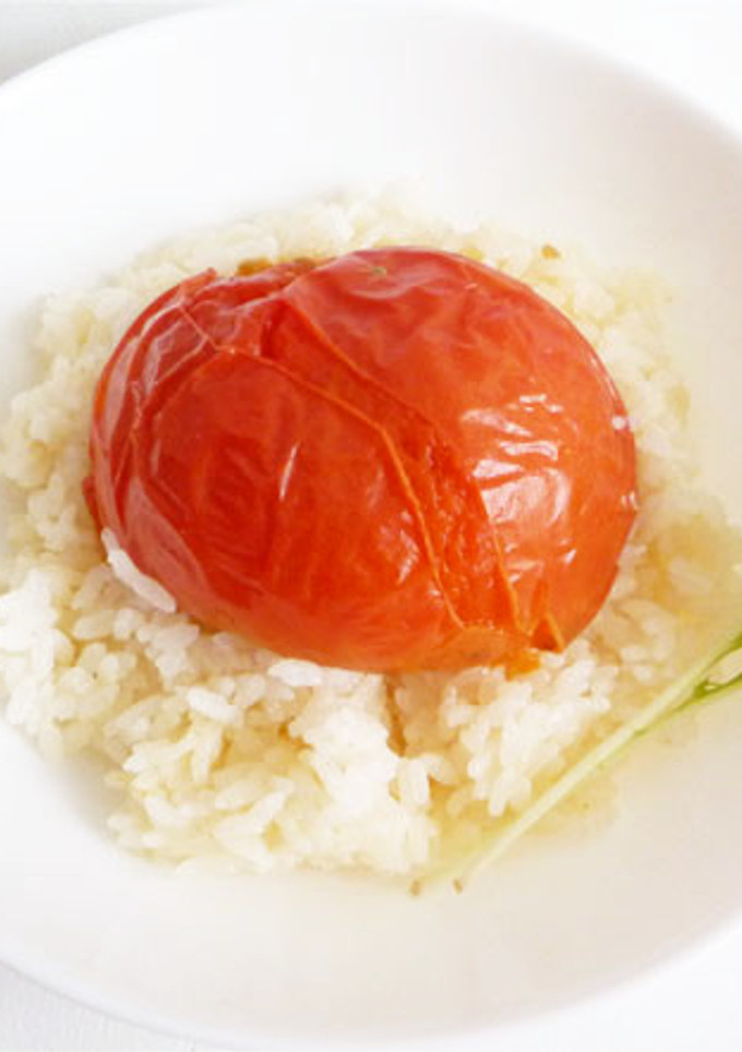 豪快に丸ごとトマトを炊き込む　トマトご飯-レシピのメイン写真