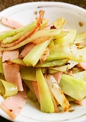 ブロッコリーの茎とハムのハーブソルト炒め-レシピのメイン写真
