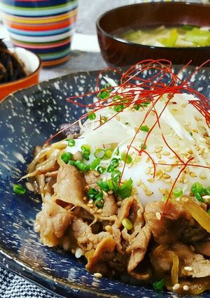簡単！ピリ辛豚丼　温玉のせ-レシピのメイン写真
