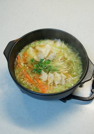 野菜たっぷり一人鍋・肉ワンタン-レシピのメイン写真