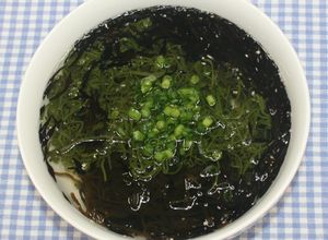 簡単干しシイタケパウダーと乾燥海藻スープ-レシピのメイン写真