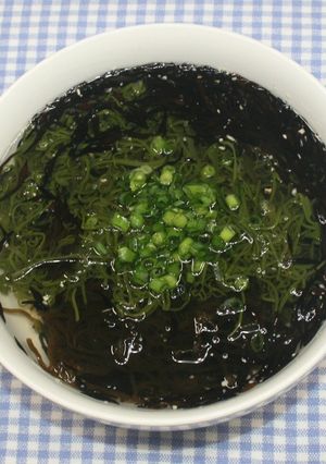 簡単干しシイタケパウダーと乾燥海藻スープ-レシピのメイン写真
