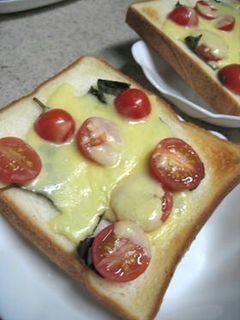 恵みに感謝 バジル&ミニトマトトースト-レシピのメイン写真