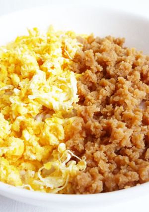 高野豆腐で鶏そぼろ風　2色そぼろ丼-レシピのメイン写真