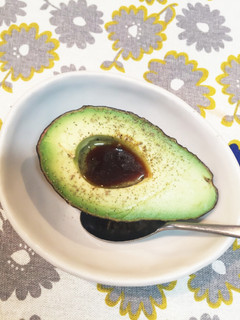 アボカド半分に切るだけ前菜その1♪-レシピのメイン写真