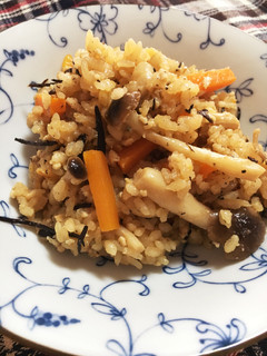 混ぜて炊くだけ簡単☆鳥挽肉炊き込みごはん-レシピのメイン写真