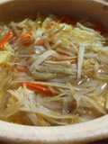簡単お鍋☆肉団子と野菜のコンソメ醤油鍋