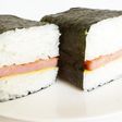 缶で型取り ハワイアンスパムおむすび