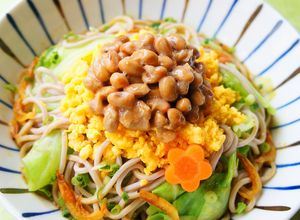 ✿春キャベツ入～ぶっかけ納豆卵カレー蕎麦-レシピのメイン写真