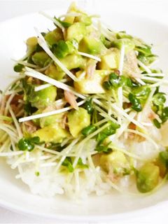 アボカドとかいわれとツナのサラダ丼-レシピのメイン写真