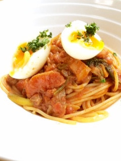 半熟卵のせ・ほうれん草の賄いトマトパスタ-レシピのメイン写真