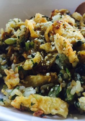 セロリとモロヘイヤと油揚げのチャーハン-レシピのメイン写真