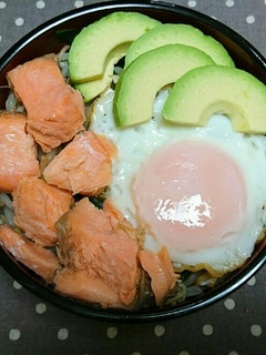 簡単!低コスト!鮭アボカド卵もやし丼。←-レシピのメイン写真