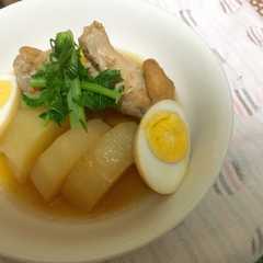 รูปของ 鶏手羽元と大根の煮物