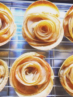 餃子の皮でりんごの薔薇パイ-レシピのメイン写真