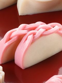 簡単おせち☆かまぼこ飾り切り「みつあみ」-レシピのメイン写真