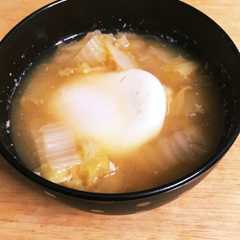 A picture of 落としたまごのみそ汁 白菜で.