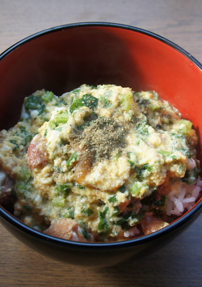焼きとり缶で、大根の葉の卵とじ丼-レシピのメイン写真
