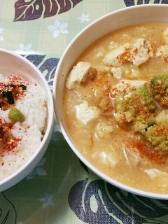 豚肉ピリ辛ゴマ味噌煮♪カラフルピリ辛ご飯-レシピのメイン写真