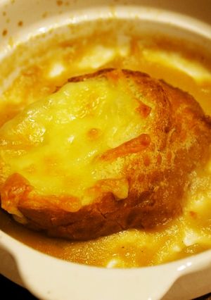 コクと甘みたっぷりオニオングラタンスープ-レシピのメイン写真