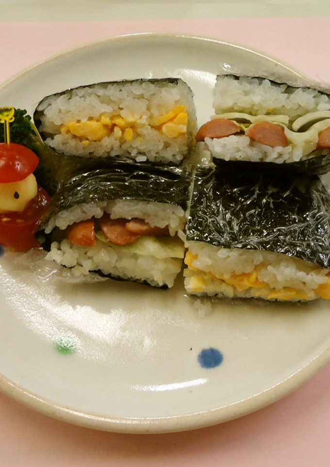 おにぎらずとミニトマトのサンタ☆宇保セ-レシピのメイン写真