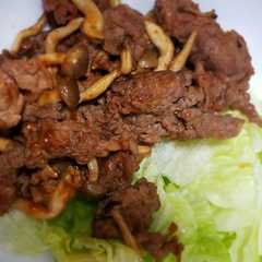 A picture of しめじと牛肉のピリ辛炒め.