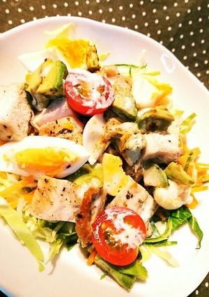激安鳥むね肉でお腹いっぱいヘルシーサラダ-レシピのメイン写真