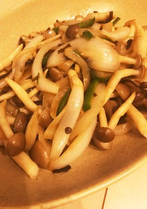 しめじ＆玉ねぎの塩こんガーリック炒め-レシピのメイン写真