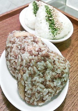 鮭マヨとそぼろごはんのおにぎり-レシピのメイン写真