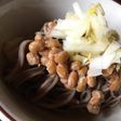 白菜の漬物と納豆の蕎麦